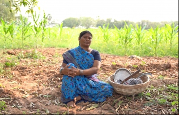 La agricultora Chilveru Suramma posa ante sus cultivos. Foto: Manos Unidas/Bala Vikasa