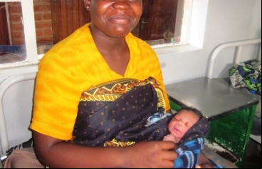 Miradas a la igualdad. Brenda Eleneo y su hijo en Malawi