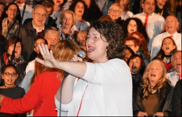 Momento en que el público se unió al Cor Carlit para cantar