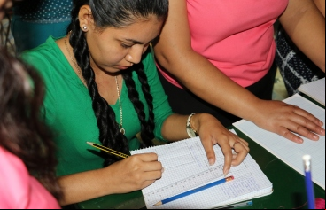 Mujer salvadoreña en clases de alfabetización. Foto:Javier Mármol