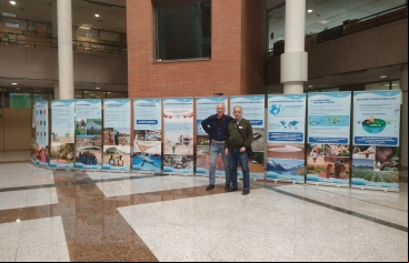 Voluntarios de Manos Unidas Madrid instalan la exposición Agua en el ayuntamiento de Alcobendas