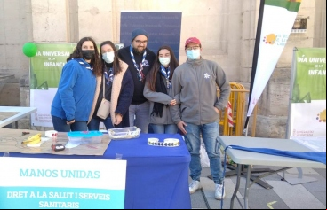Voluntarios de Manos Unidas Valencia en Alcoi en la Fira de la Infancia. 