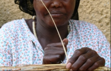 Mujer elaborando cestos