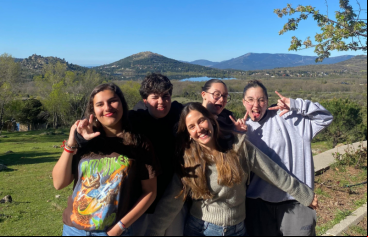 Sílvia Reverté Badell, en el centro de la imagen, con jersey gris, posa con otras jóvenes del Encuentro Nacional