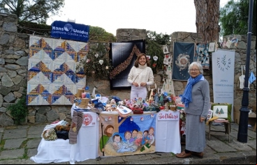 Mireia Angerri, presidenta de Manos Unidas Barcelona, junto a su madre, que ayudó en el tenderete de Pedralbes