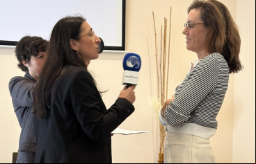 Mireia Angerri, presidenta-delegada de Manos Unidas Barcelona, durante el ejercicio práctico, junto a Rosa Mª Granero