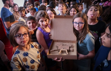 El equipo creador de «Les Noies del B» posan con el trofeo de Manos Unidas | Imagen: Jordi Borràs i Abelló