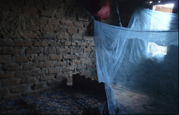 Manos Unidas - Día Mundial del Paludismo 2024 (25 de abril) - Una red antimosquitos cubre una ventana - Imagen: Uganda | Myriam Sagastizabal