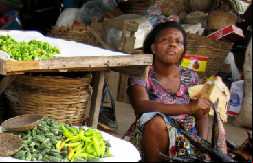 Manos Unidas ONG - Una mujer ofrece sus pescados en el mercado de Hanoukope. | Imagen: Togo - Carmen Lacalle.