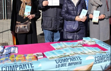 Maribel Amo y Juana Perete, voluntarias de Manos Unidas Albacete y Manuel Serrano y María Gil, alcalde y concejala de Acción Social del Ayuntamiento. 