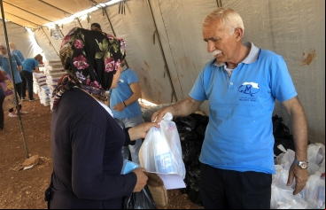 Una mujer Siria recibe ayuda de los Maristas Azules
