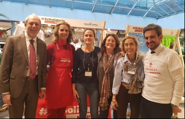 La infanta Elena en el Stand de Manos Unidas del Mercadilo Solidario de Navidad Mapfre 2019