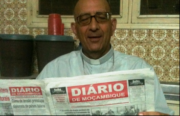 Monseñor Omella lee la prensa en Mozambique. Foto Marta Peláez/Manos Unidas