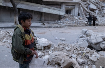 Un niño entre las ruinas causadas por el terremoto en Siria. Foto: Hope/Manos Unidas