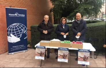Voluntarios de Manos Unidas vendiendo de velas en la parroquia de San Agustín en  Alcobendas