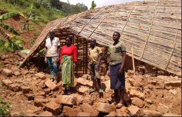 Familia afectada por las inundaciones en Ruanda