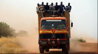 Un grup de hombre, a lomos de un camión de gran tonelaje (Burkina Faso - Javier Mármol - Manos Unidas)