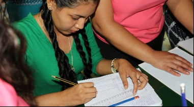 Mujer salvadoreña en clases de alfabetización. Foto:Javier Mármol