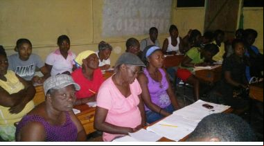 Alumnos en las clases de alfabetismo en Haití