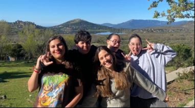 Sílvia Reverté Badell, en el centro de la imagen, con jersey gris, posa con otras jóvenes del Encuentro Nacional