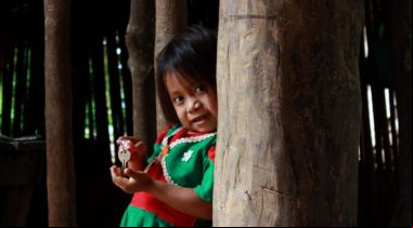 Una niña en Camotán (Guatemala), comunidad conocida por su denuncia al estado por el incumplimiento del Derecho a la Alimentación. Foto Gabriel González