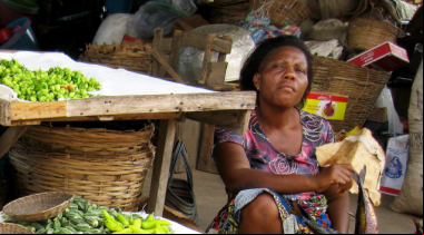 Manos Unidas ONG - Una mujer ofrece sus pescados en el mercado de Hanoukope. | Imagen: Togo - Carmen Lacalle.