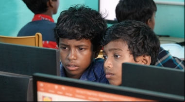 Clases de alfabetización digital en West Bengal (Bengala Occidental). Foto: Don Bosco/Manos Unidas 