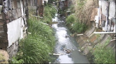 Un canal inundado en Brasil muestra la subida de las aguas. | Imagen: Manos Unidas.