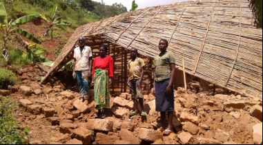 Familia afectada por las inundaciones en Ruanda