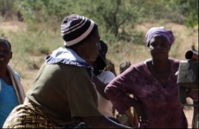 Mujeres sacando agua de un pozo